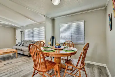 Image de Lakefront Retro 3-bedroom with boat dock