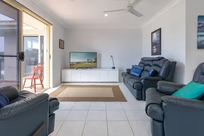 Image de Parkview 2 on Forsters Pebbly Beachfront