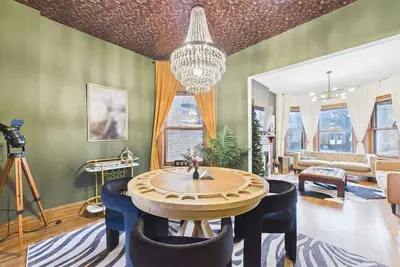 Image de Art Deco Luxe Duplex • 5 Doors to Wrigley • Garage