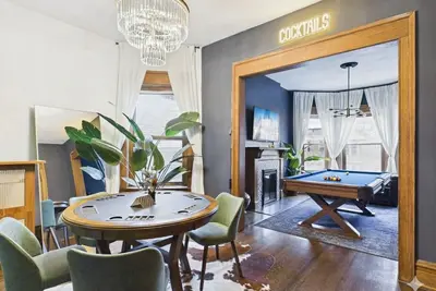Image de 9br Luxurious Wrigleyville Deco House • Sleeps 20