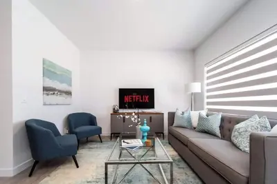 Image de New - Chic Modern Home - King bed - Foosball - Sleeps 8!