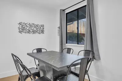 Image de Modern Reno House/2 Baths, Garage/ Sleeps 6