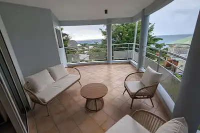 Image de appartement tout confort, baigné de lumière, frais, calme avec vue sur la mer,