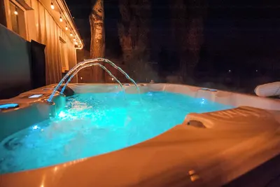 Image de Soak Under the Stars - Hot Tub, Ac, Downtown Bungalow