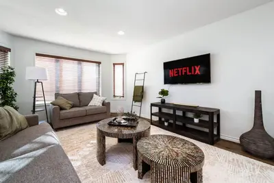 Image de Chic 3br Modern Home - Wi-Fi - Netflix - Sleeps 8!