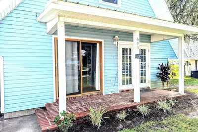 Image de 'The Rhonda' Cozy 2bd +Loft Storybook Cottage, Pool, Boat Ramp to Crooked Lake