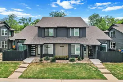 Image de Modern 2br Retreat — Near Domain & Q2 Stadium