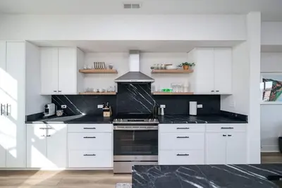 Image de Walkable Downtown Townhome w/ Nespresso + Garage!