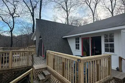 Image de Waterfront 3-bedroom cabin 2 slip boat dock with swim deck lots of parking