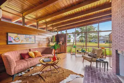 Image de Mid-Century Modern Retreat in North Clearwater Beach