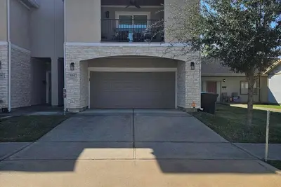 Image de Spacious 4-br 4. 5 bath Th w balcony Nrg/ Downtown 10 min access 2 major freeways