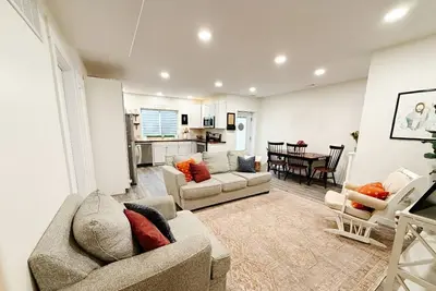 Image de Bright Private 2br Suite with 9ft Ceilings Washer Dryer Near Trails
