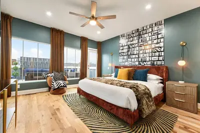 Image de Moody Skyline Views | Rooftop Firepit + 3 Ensuites