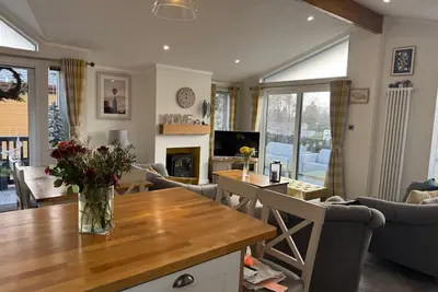 Image de Beautiful lodge with decking in Dorset, at Rockley Park Holiday Park ref 57032cp