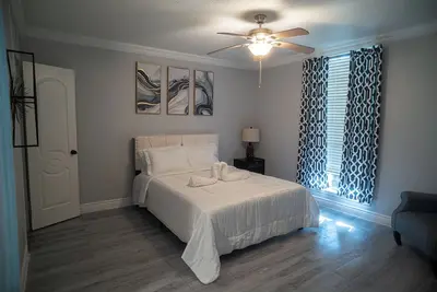Image de Comfortable stay in a prime Houston loc, close to the iconic Galleria Mall Post.