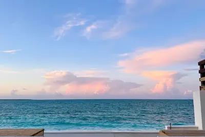 Image de The Driftwood Stacey2 is a beachfront ground level home with vanishing edge pool