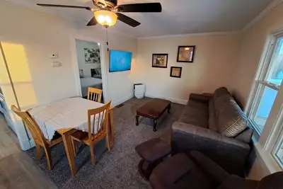 Image de Location! Walking distance to colleges and hospitals