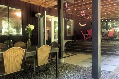 Image de Cozy garden level suite near Stearman beach, the North Shore mountains and more!