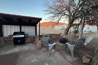 Image de Cattle Ranch Homestead With Animals And Mountain Views