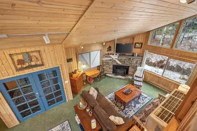 Image de Serene Mountain Retreat with Private Beach Access