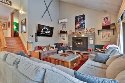 Image de Eastwood Chalet - 4br Killington Chalet | 4 Full Baths | Private Sauna & Hot Tub | Walk-Off Trail