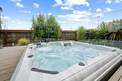 Image de Crystal Palace - Luxury Coastal Stay with Ocean Views, Spa, Fireplace & Pet-Friendly Comfort