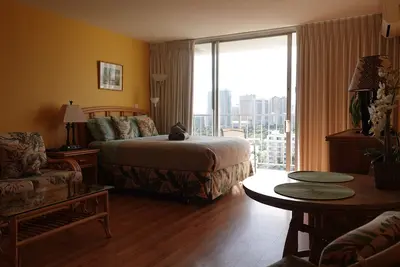Image de Bright condo in beautiful Honolulu with cool Ac breeze