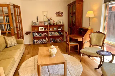 Image de Spacious Family home! Safe, quiet street opposite park. 5min walk to shop centre