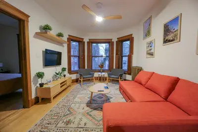 Image de Newgard Nest I Walk to Loyola, Beaches & Cta l Bright 2nd Fl Apt w/ Free Parking