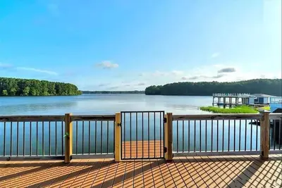 Image de New! Main lake Family-Friendly retreat with private dock, game room, & fire pit!