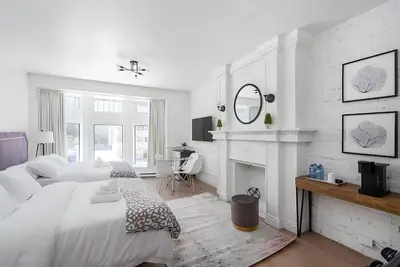 Image de Downtown Gem |2-Beds Condo • Prime location & Wifi