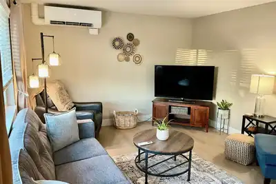 Image de Stylish Uptown Apartment, Steps from Downtown