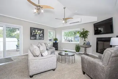 Image de Fenton Stl 4br/3ba • Sleeps 8 • Lindbergh Schools