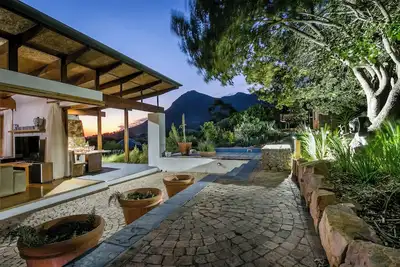 Image de Unique luxury 2 retreat set on 2 acres of botanical gardens.