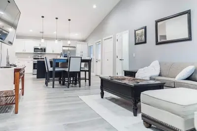 Image de New Construction- 3-bedroom 6 Guest Stay with Garage and Yard