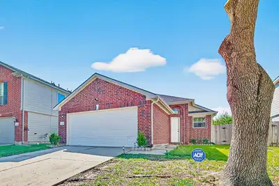 Image de Retreat with this 2 Master Suites. Spacious 5-bed, 3-bath in Asia Town Houston.