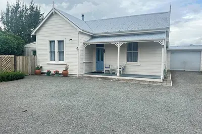 Image de Lovely 2-bedroom / 2 bathroom house one block from the square. Private garden