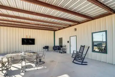 Large Patio & Grill! Group Stay in Midland