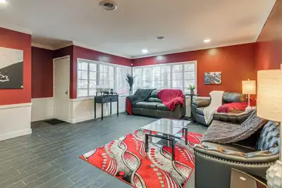 Image de 1 Mi to Graceland: Quiet Home w/ Private Yard