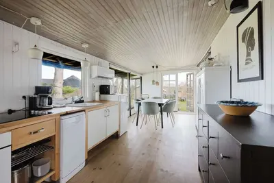 Image de Vacation Home With Sea Views - 200m From Beach