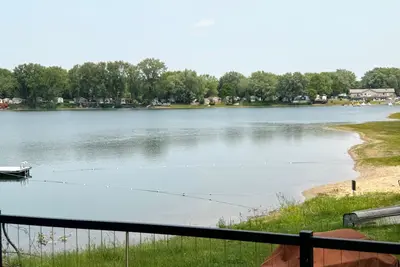 Image de Mtm Premier - The Funky Duo combines Funky Island and Funky Jungle—two side-by-side lakefront properties sleeping 12 total. A bright park model and cozy log cabin with shared campground amenities, perfect for larger groups.