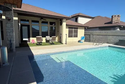 Image de Family-Friendly 3br Oasis with Pool and Shaded Pergola