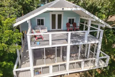 Image de Salty Breeze Bungalows Presents Casa Wild Rosa - Stunning Roatan Ocean View Home