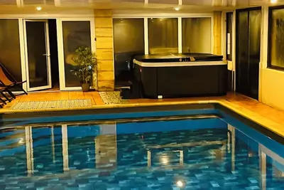 Image de Grand gîte de charme avec piscine couverte, jacuzzi et sauna. - Domaine René -