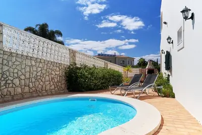 Image de Villa paisible avec piscine privée près de la plage et du coucher du soleil