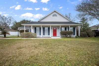 Image de Gorgeous 3-bedroom 2 bathroom home with Ac in charming Fairhope.
