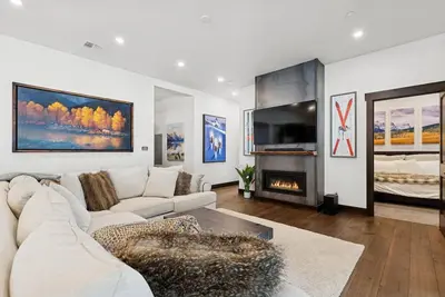 Image de Ski-in/Ski-out Penthouse! Hot Tub! 3 Fireplaces! Garage!