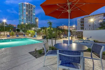 Image de Two-Queen Layout Near Phoenix Zoo & Papago Park | Outdoor Pool & Rooftop Bar