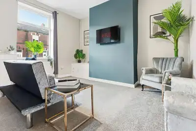 Image de Modern 5 Bed 2 Bath House | Free Parking