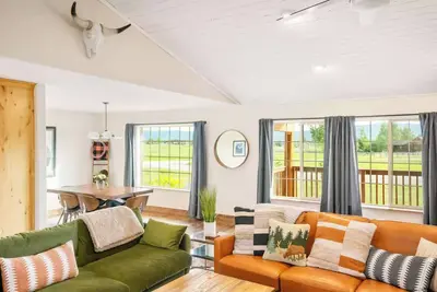 Image de Welcome to White Pine, a mountain modern home offering plenty of space, stylish decor, two different work stations, and views of the Tetons and Big Hole mountains.